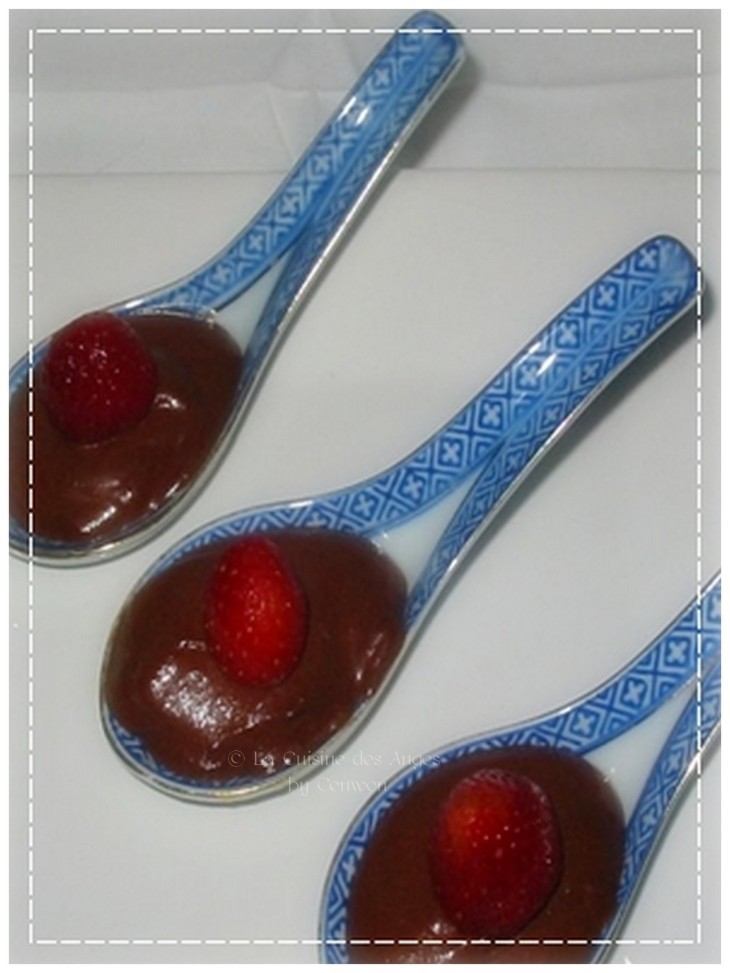 Recette de la mousse au chocolat classique présentée en petites cuillères gourmandes et surmontée d'une fraise