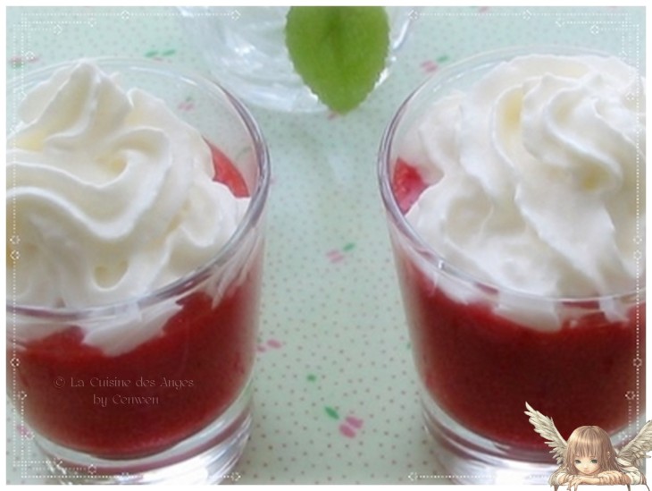 Recette de dessert à base de fraises mixées avec un peu de jus de citron, servies dans des verres avec de la chantilly et une paille 