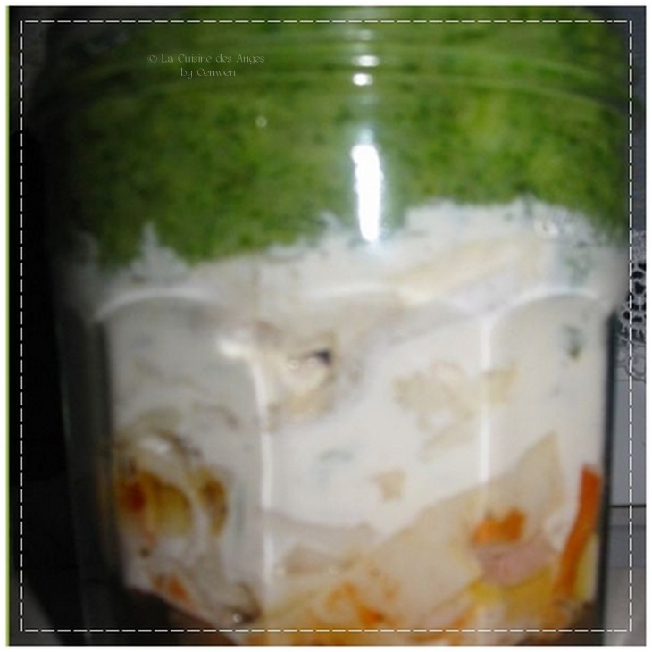 Recette de poisson et de surimi, champignons frais et brocolis cuisinés en gratin et présenté dans un petit bocal