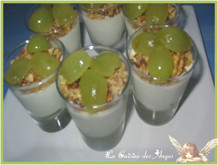Verrines de crème à base de Roquefort, décorées de grains de raisins et de cerneaux de noix 
