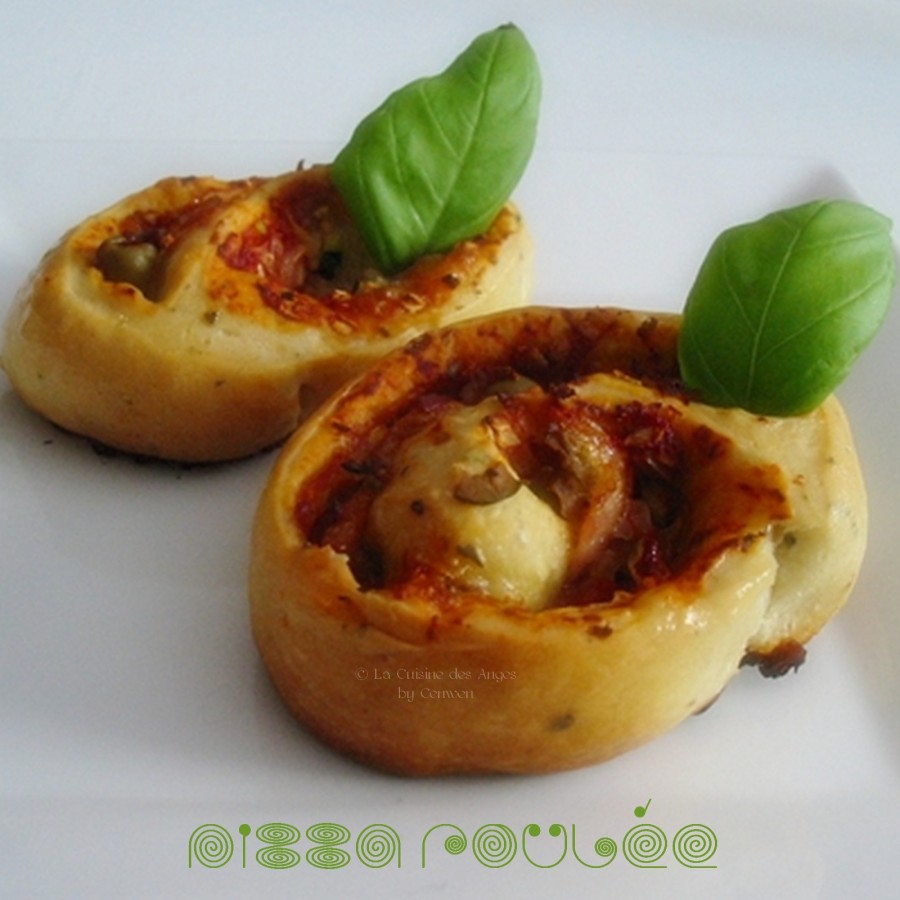recette de pizza roulée à la tomate, courgette, mozarrella, lardons, oignons, olives et thym
