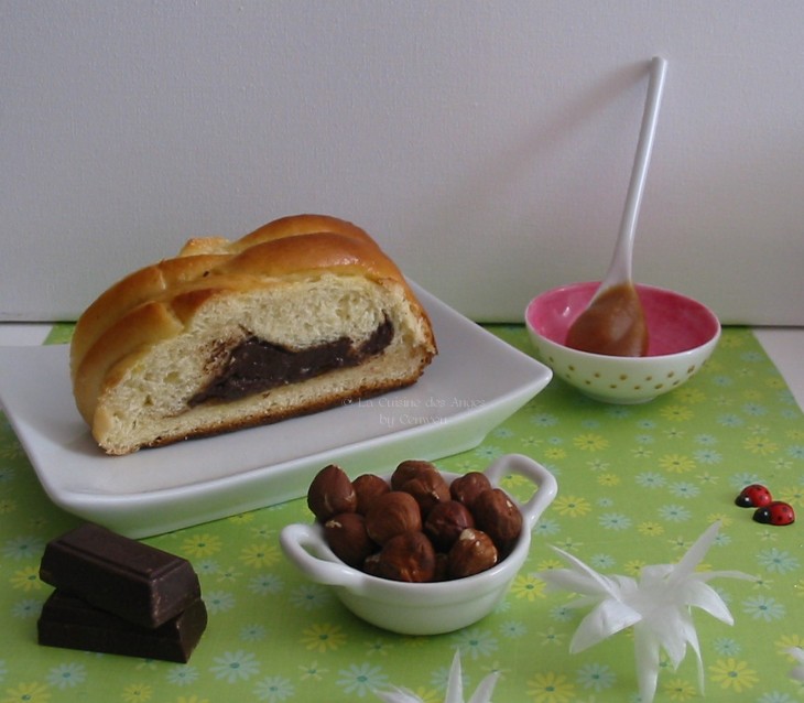 Recette de Brioche tressée et fouréeà la crème de caramel au beurre salé, chocolat et noisettes