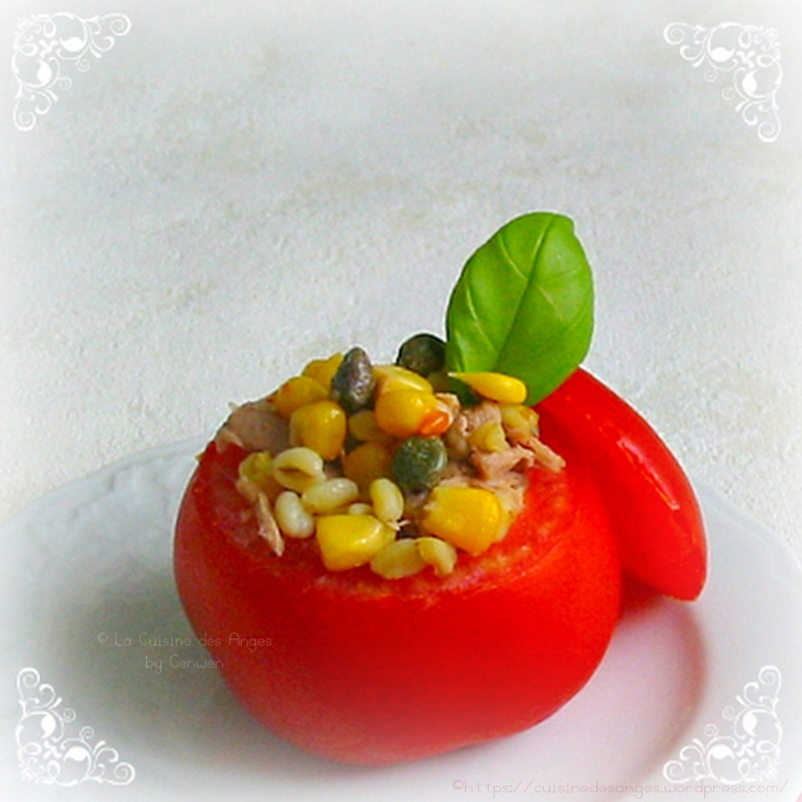 recette de salade de tomates au blé, avec du maïs, thon, anchois et câpres et vinaigrette à la moutarde