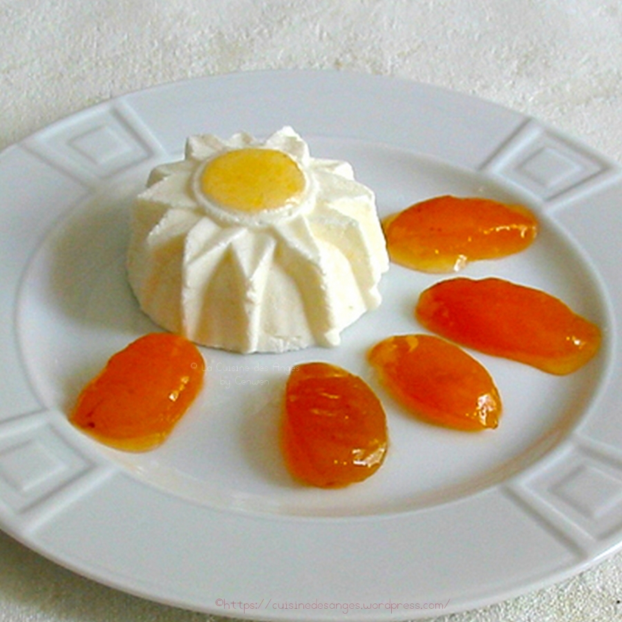 recette de blanc-manger, dessert au fromage blanc avec du sucre et de la vanille, accompagné de confiture d'abricots faite maison
