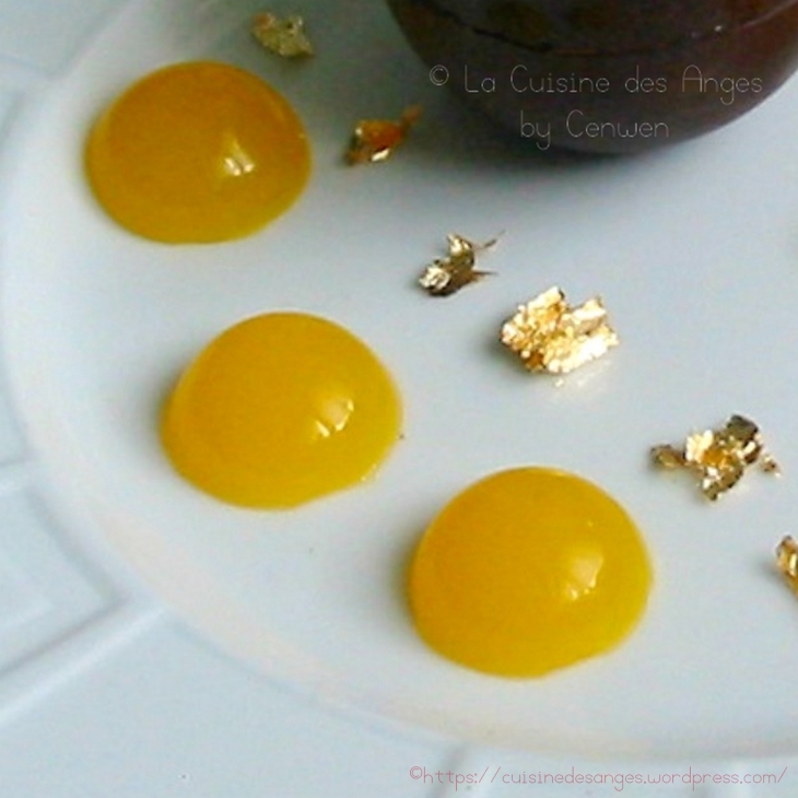 recette de petits bonbons gélifiés à l'orange pour faire un insert dans une mousse au chocolat ou décorer une assiette