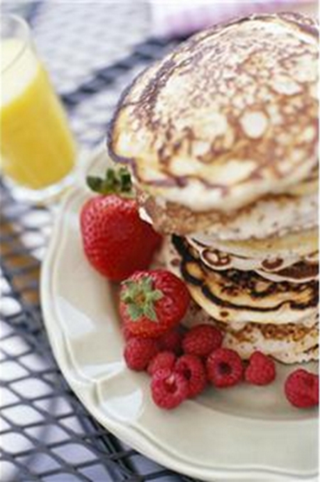 photo de pancakes, crêpes épaisses accompagnées de fraises 