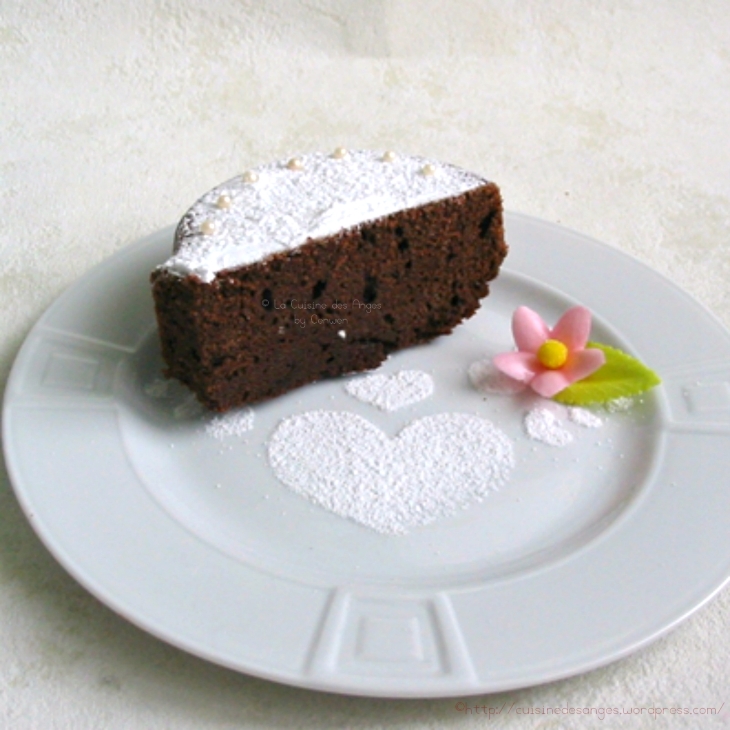 recette simple de gâteau au chocolat ave de la crème fraiche et un décor de sucre glace et de perles en sucre