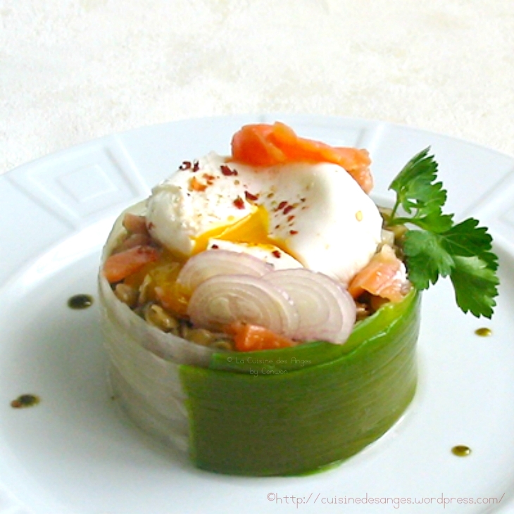Rectte économique de lentilles en salade avec du  saumon fumé et un œuf poché 