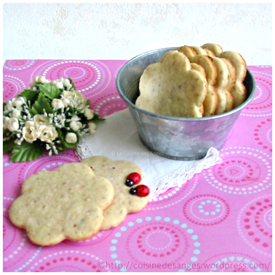 recette de biscuits sablés, avec de la vanille, des noisettes et des graines de sésame