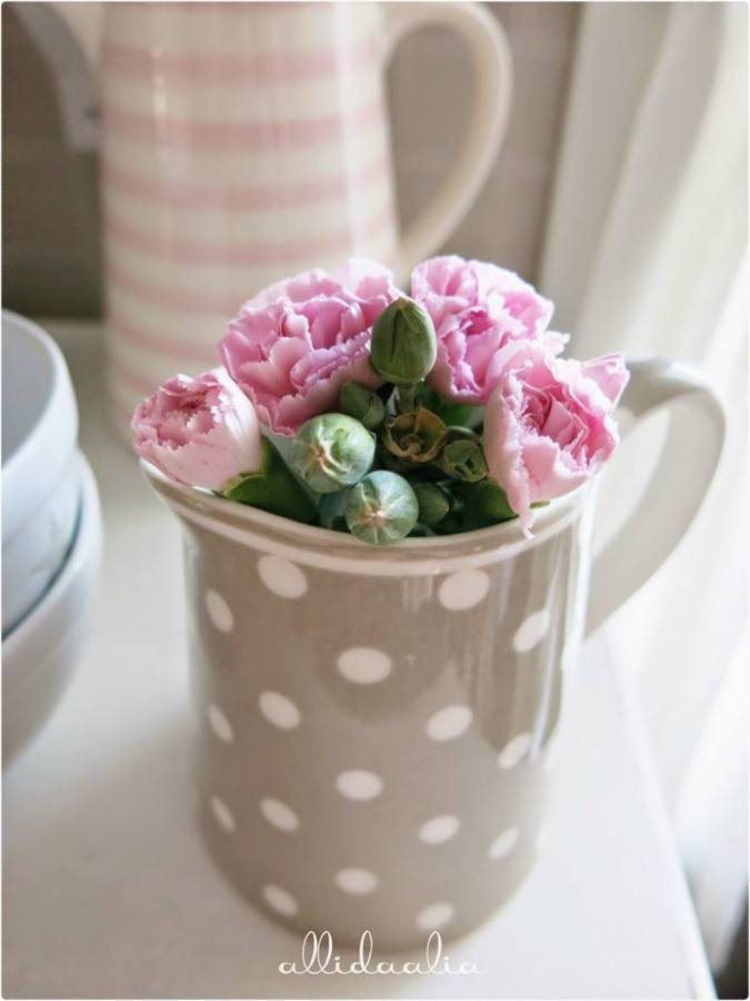 Petit bouquet de roses dans une tasse