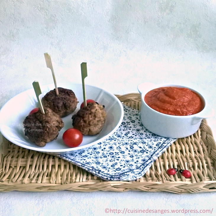 recette économique et facile, de boulettes de viande de boeuf haché avec du boulgour et une sauce tomates maison