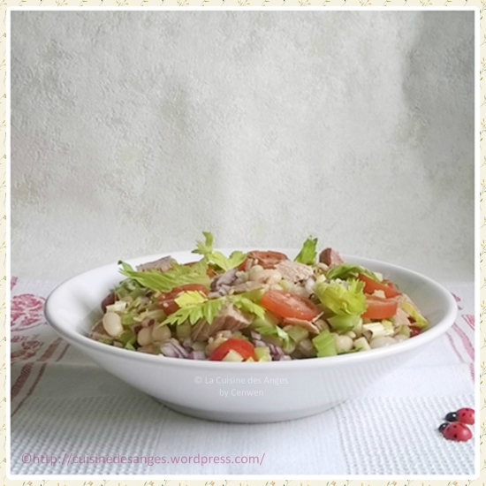 recette de salade composée avec des haricots blancs, des dés de céleri branche, des tomates cerises et du thon