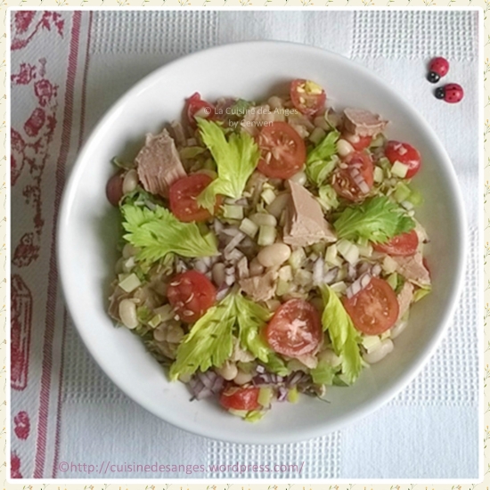 recette économique de salade composée avec des haricots blancs, des dés et des feuilles de céleri, des tomates cerises et du thon