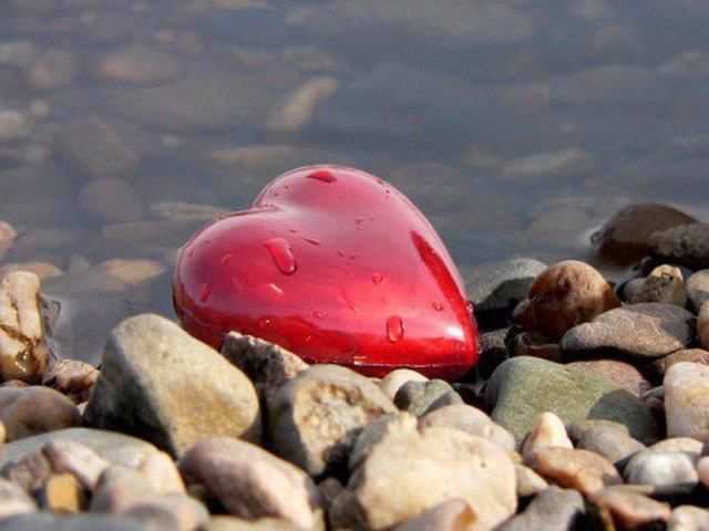 coeur rouge, pierres et eau